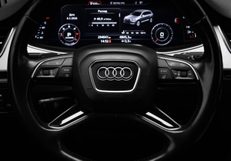 Подержанный автомобиль Audi Q7 2016 года (10 фото)