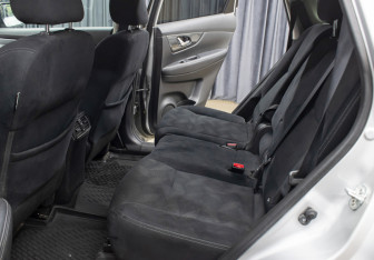 Подержанный автомобиль Nissan X-Trail 2015 года (11 фото)