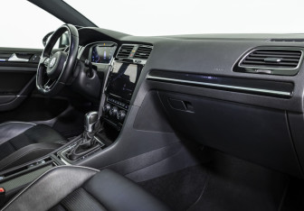 Подержанный автомобиль Volkswagen Golf R Wagon 2018 года (15 фото)