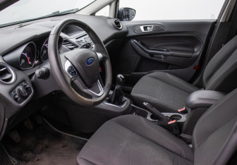 Подержанный автомобиль Ford Fiesta Sedan 2015 года (10 фото)