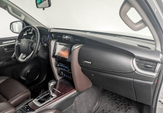 Подержанный автомобиль Toyota Fortuner 2020 года (11 фото)