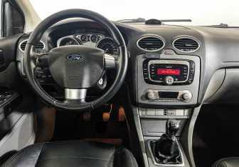 Подержанный автомобиль Ford Focus Hatchback 2010 года (12 фото)