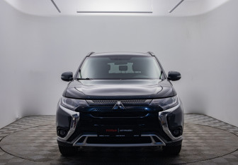 Подержанный автомобиль Mitsubishi Outlander 2021 года (2 фото)