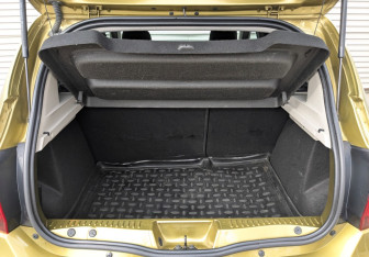 Подержанный автомобиль Renault Sandero 2017 года (10 фото)