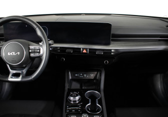 Подержанный автомобиль Kia K5 2025 года (13 фото)