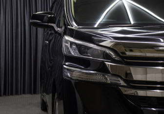 Подержанный автомобиль Toyota Vellfire 2016 года (24 фото)