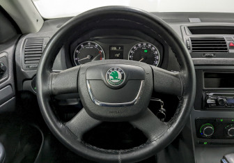 Подержанный автомобиль Skoda Fabia Hatchback 2010 года (23 фото)