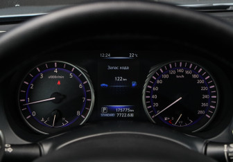 Подержанный автомобиль Infiniti Q50 2014 года (31 фото)