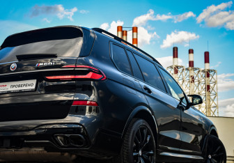 Подержанный автомобиль BMW X7 2022 года (67 фото)