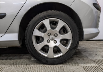 Подержанный автомобиль Peugeot 308 Hatchback 2011 года (18 фото)