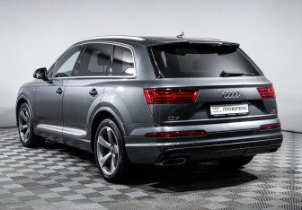 Подержанный автомобиль Audi Q7 2015 года (7 фото)