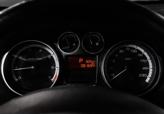 Подержанный автомобиль Peugeot 308 Hatchback 2012 года (10 фото)