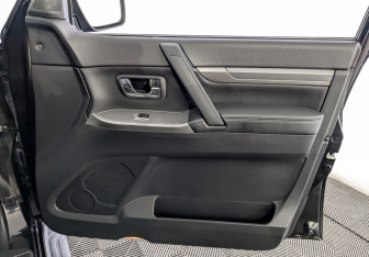 Подержанный автомобиль Mitsubishi Pajero 2014 года (26 фото)