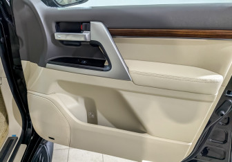 Подержанный автомобиль Toyota Land Cruiser Suv 2018 года (25 фото)