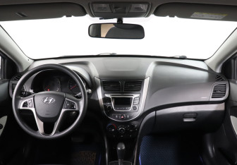 Подержанный автомобиль Hyundai Solaris Hatchback 2015 года (12 фото)
