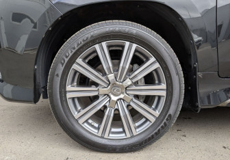 Подержанный автомобиль Lexus LX 2017 года (12 фото)