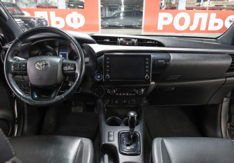 Подержанный автомобиль Toyota Hilux 2020 года (13 фото)