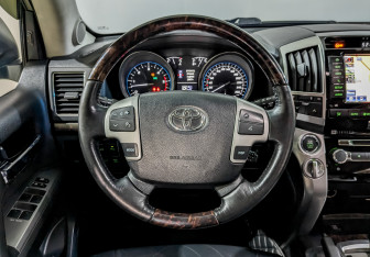 Подержанный автомобиль Toyota Land Cruiser Suv 2015 года (22 фото)