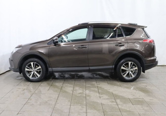 Подержанный автомобиль Toyota RAV4 2018 года (8 фото)