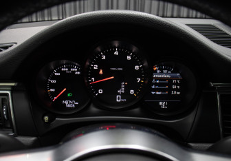 Подержанный автомобиль Porsche Macan 2018 года (13 фото)