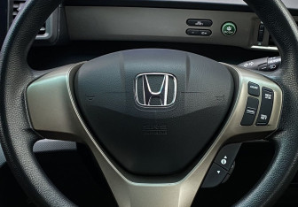 Подержанный автомобиль Honda Freed 2013 года (14 фото)