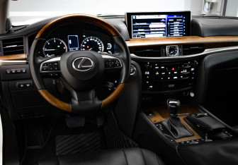 Подержанный автомобиль Lexus LX 2016 года (7 фото)