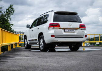 Подержанный автомобиль Toyota Land Cruiser Suv 2020 года (6 фото)