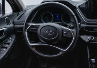 Подержанный автомобиль Hyundai Sonata 2022 года (15 фото)