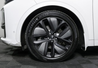 Подержанный автомобиль LiXiang L7 2024 года (26 фото)