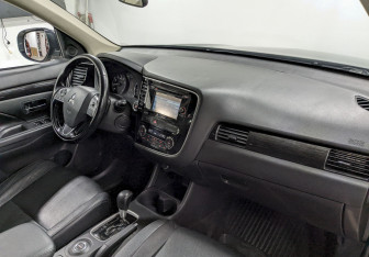 Подержанный автомобиль Mitsubishi Outlander 2016 года (20 фото)