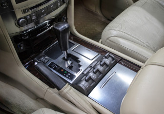 Подержанный автомобиль Lexus LX 2008 года (20 фото)