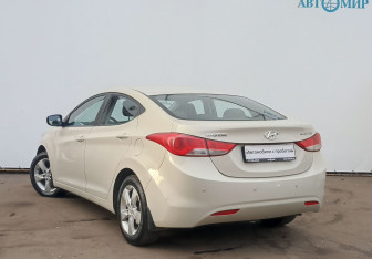 Подержанный автомобиль Hyundai Elantra Sedan 2012 года (7 фото)