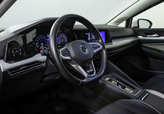 Подержанный автомобиль Volkswagen Golf Hatchback 2021 года (11 фото)
