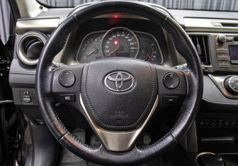 Подержанный автомобиль Toyota RAV4 2015 года (17 фото)