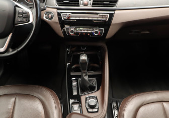 Подержанный автомобиль BMW X1 2016 года (10 фото)