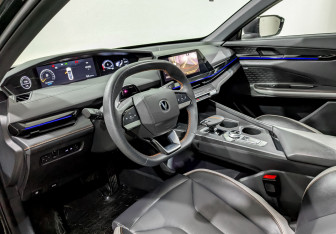 Подержанный автомобиль Changan UNI-V 2023 года (16 фото)