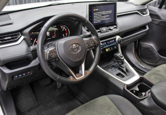 Подержанный автомобиль Toyota RAV4 2022 года (16 фото)