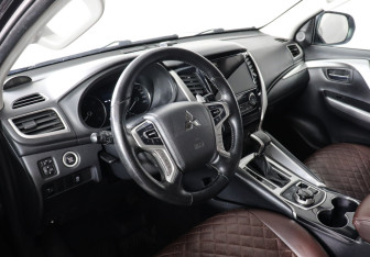 Подержанный автомобиль Mitsubishi Pajero Sport 2018 года (7 фото)
