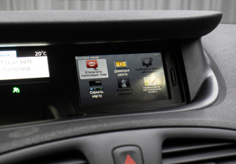 Подержанный автомобиль Renault Scenic 2011 года (20 фото)