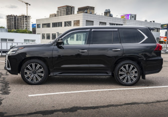 Подержанный автомобиль Lexus LX 2017 года (8 фото)