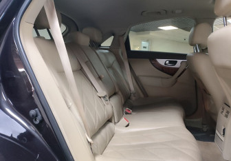 Подержанный автомобиль Infiniti QX70 2015 года (13 фото)