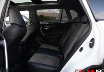 Подержанный автомобиль Toyota RAV4 2025 года (8 фото)
