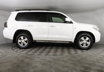 Подержанный автомобиль Toyota Land Cruiser Suv 2010 года (4 фото)