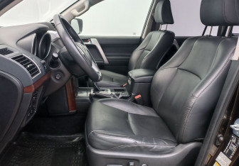 Подержанный автомобиль Toyota Land Cruiser Prado 2017 года (10 фото)