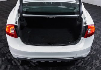 Подержанный автомобиль Volvo S60 2012 года (9 фото)