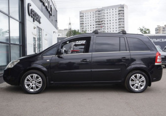 Подержанный автомобиль Opel Zafira Compactvan 2010 года (8 фото)