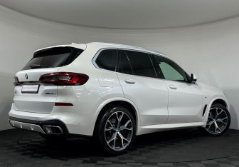 Подержанный автомобиль BMW X5 2022 года (2 фото)