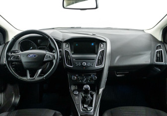 Подержанный автомобиль Ford Focus Hatchback 2015 года (7 фото)