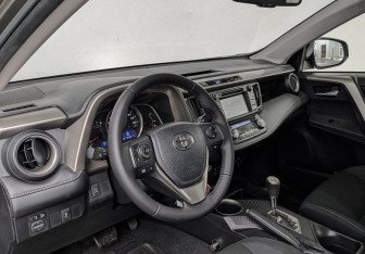 Подержанный автомобиль Toyota RAV4 2014 года (15 фото)