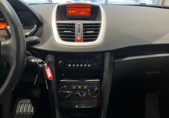 Подержанный автомобиль Peugeot 207 Hatchback 2008 года (16 фото)